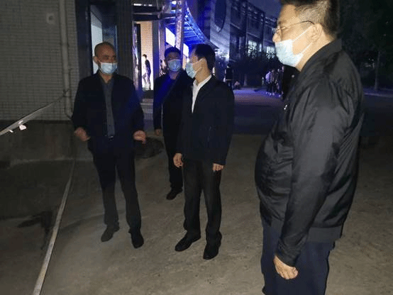 人们走在街头描述已自动生成