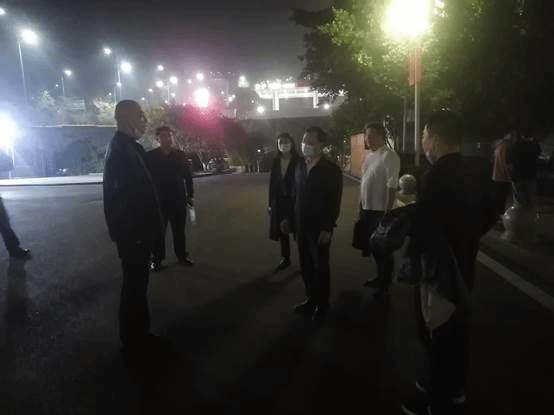 夜晚一群人在街道上走描述已自动生成